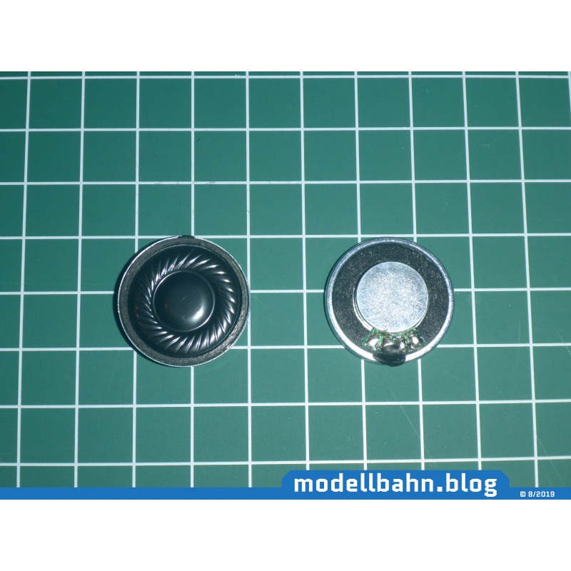 Miniature round speaker 20 x 4.5 mm with 8 ohms and 2 watts